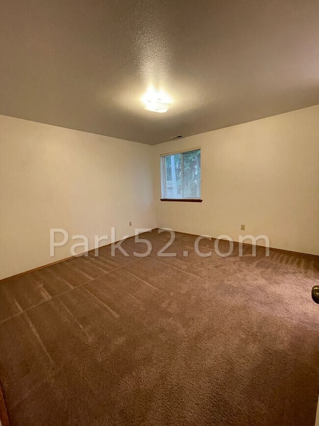 Building Photo - 2 Bedroom Townhome in Gig Harbor