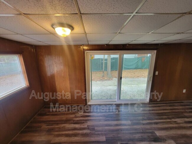 Building Photo - 2826 Thomas Ln