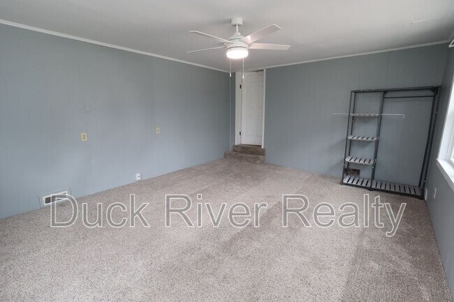 Building Photo - 504 W 6th St