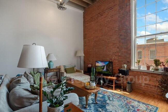 Building Photo - 200 River Pl Dr