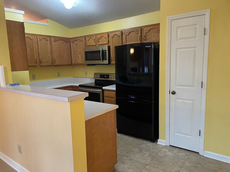 Building Photo - 6704 W Friendly Ave