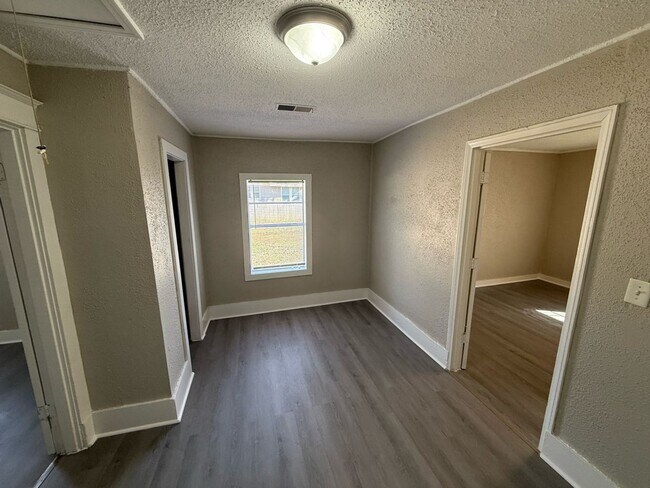 Building Photo - Charming 3BR Memphis Home with Bright Living Space & Backyard Retreat