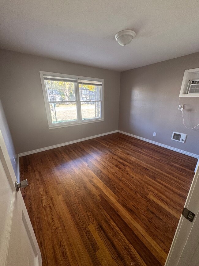 Building Photo - 3400 SE 20th St