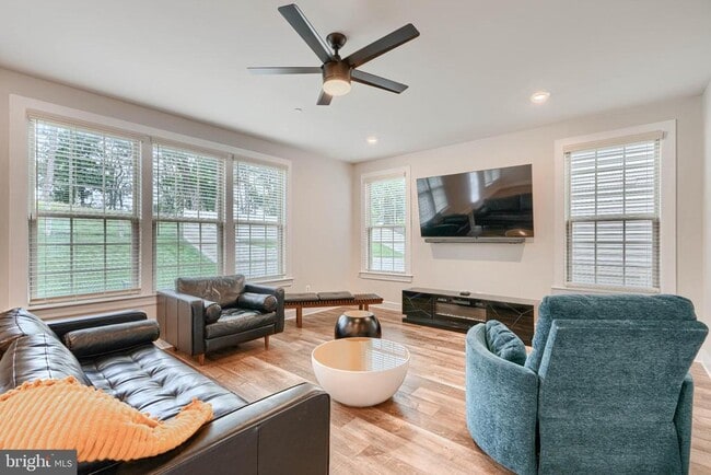 Building Photo - 7123 Starmount Ct