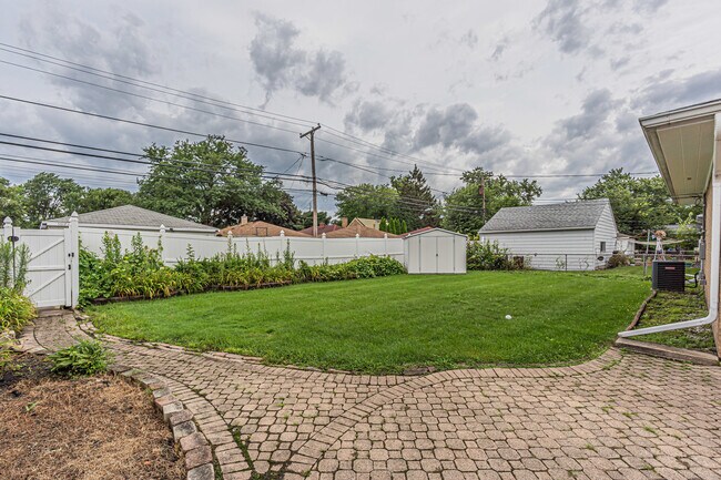 Building Photo - 5018 Dobson St