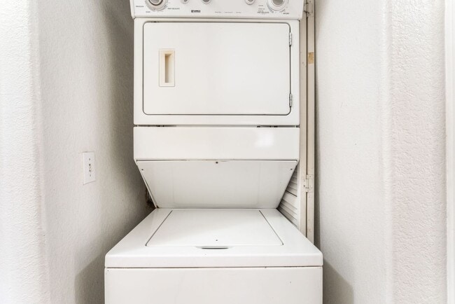 Building Photo - 3 Bedroom Condo with an Open Floor Plan!