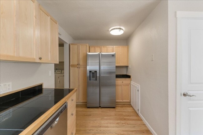 Building Photo - Remodeled 5 Bedroom Home Close to Boise St...