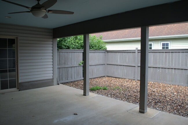 Building Photo - Large 2 Bed 2 Bath House With Lawncare Provided!
