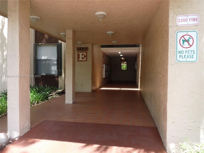 Building Photo - 14211 N Kendall Dr