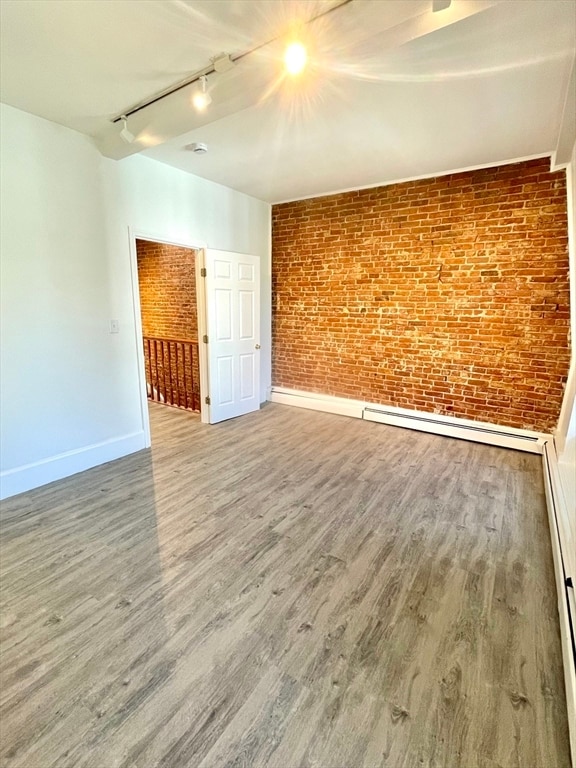 Building Photo - 655 E 7th St