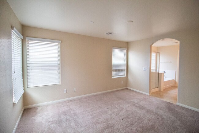 Building Photo - GUARD GATED 3 BD 2.5 BTH HOME IN HENDERSON