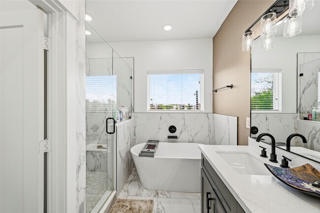 Building Photo - 2502 Tuam St