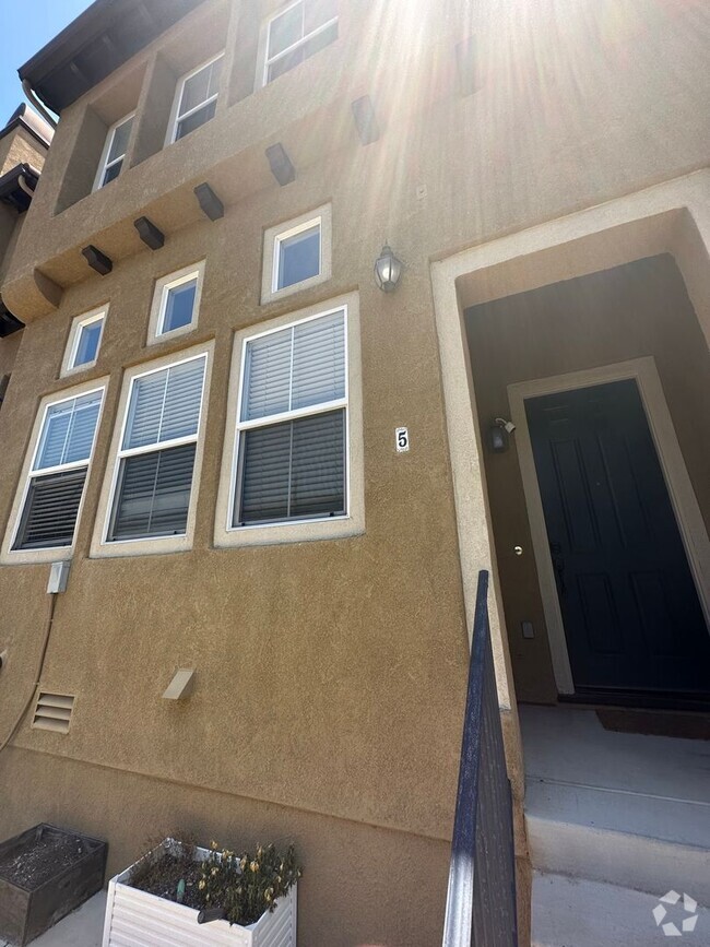 Building Photo - Stunning 3-Bedroom, 2.5-Bath Townhome in t...