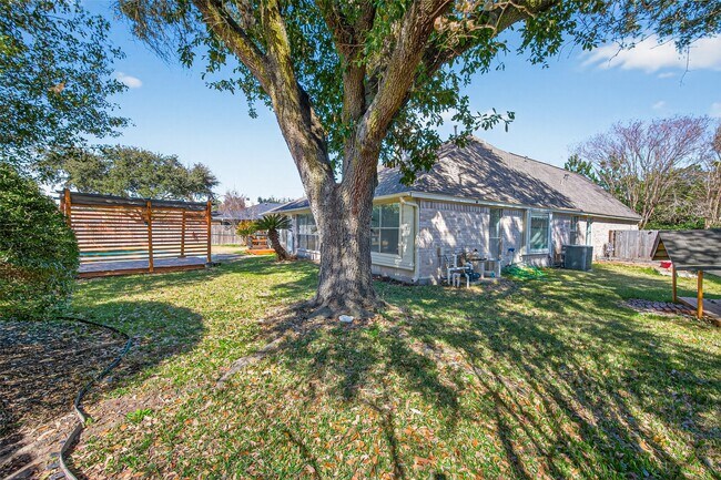 Building Photo - 15619 Winding Valley Dr