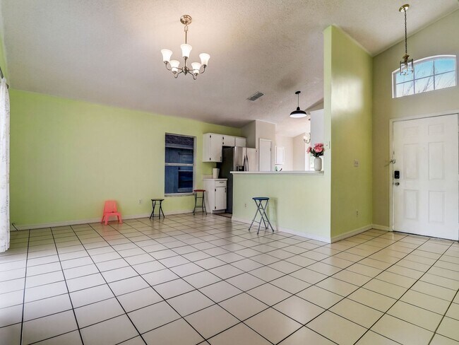Building Photo - Beautiful 3-bedroom 2-bathroom house in th...