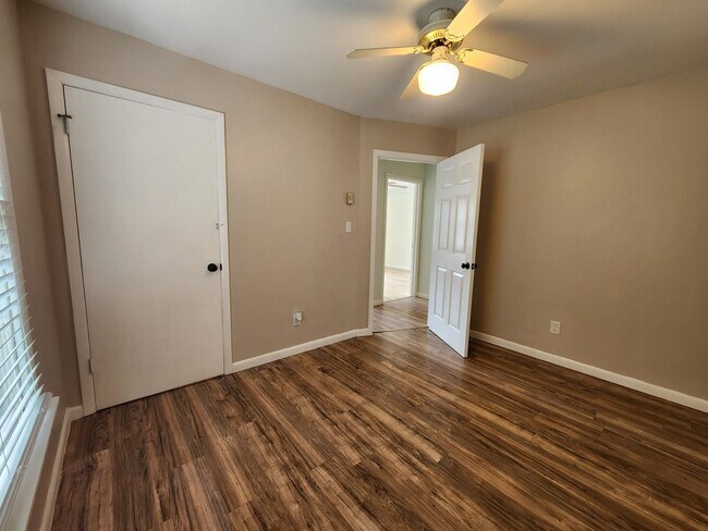 Building Photo - Remodeled home just two minutes from Spring Hill's Main Street!