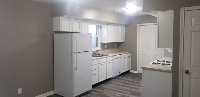 Building Photo - 2 bedroom 1 bath duplex