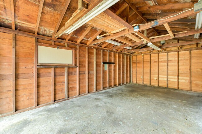 Building Photo - 2 Bedroom, 1 Bathroom Available!
