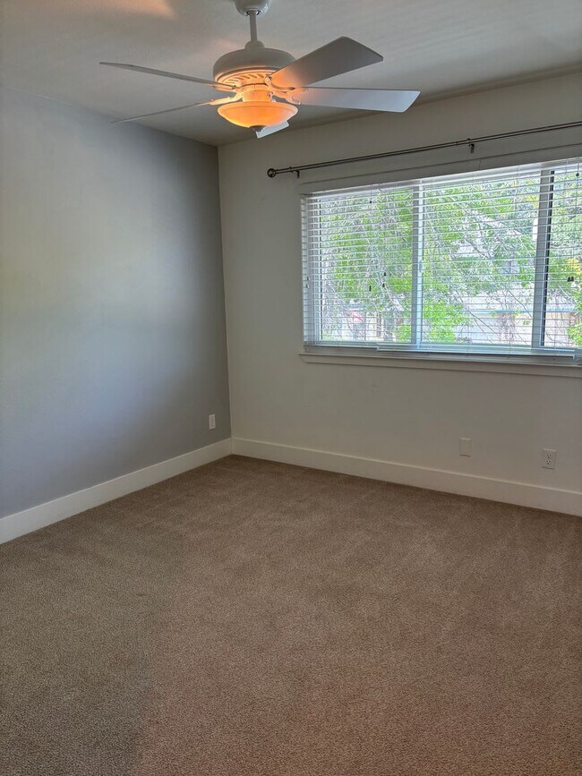 Building Photo - Large 4 Bedroom 3 bath Home, Plus Bonus Ro...