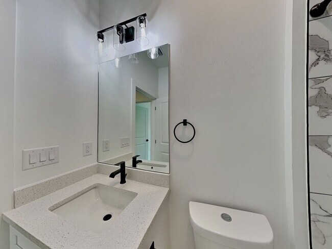 Building Photo - 1118 Bismarck Rd