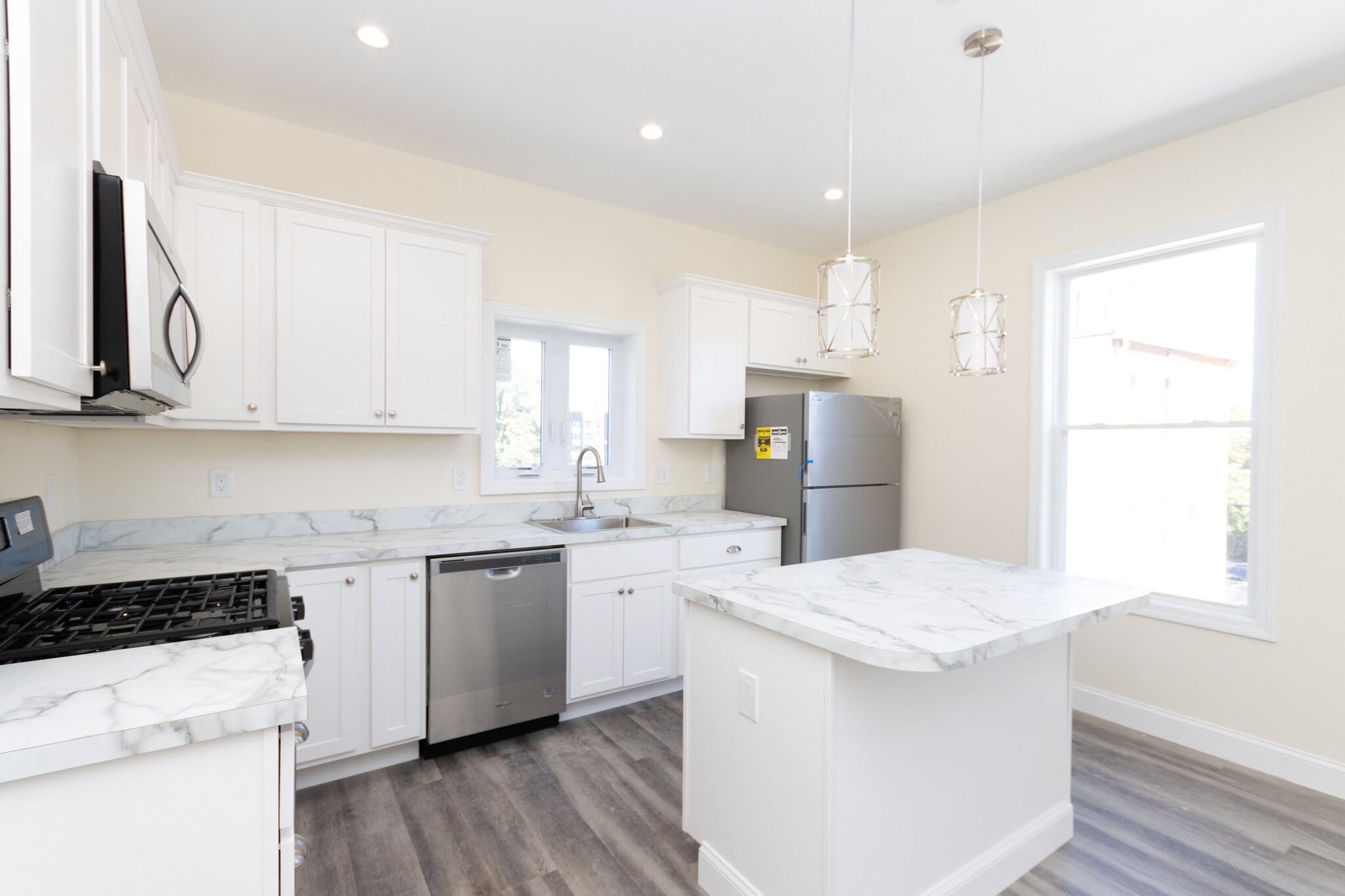 Building Photo - 2 French Ter