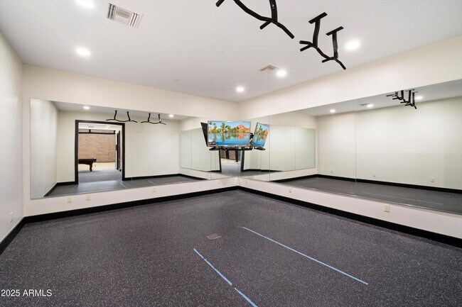 Building Photo - 8515 E Sutton Dr