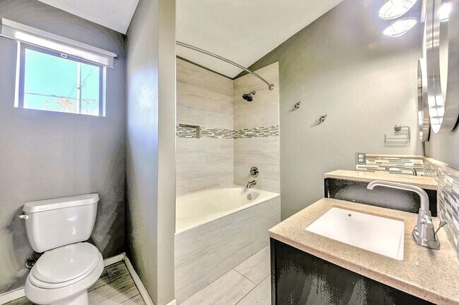 Building Photo - Stylish Two Story Townhome in the Cedars District of Dallas