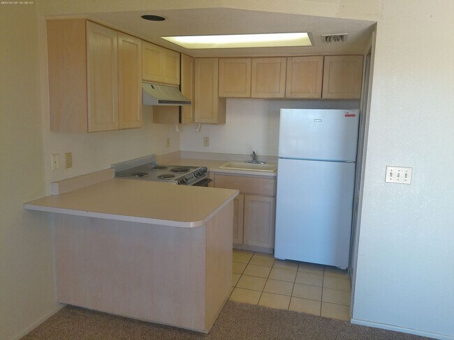 Building Photo - Modern Studio Condo with Washer/Dryer & Re...
