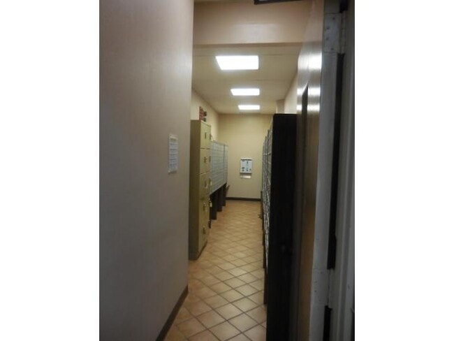 Building Photo - 747 Amana St