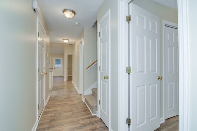 Building Photo - Townhouse w/ 1 Car Garage