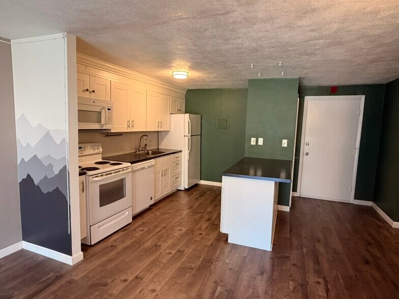 Building Photo - 35 Andrew St