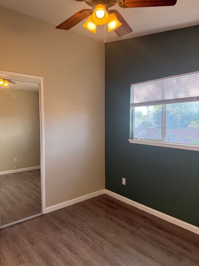 Building Photo - 565 Pepper Dr