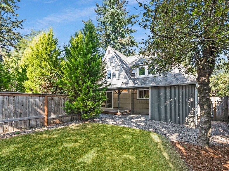 Building Photo - 2638 SW Custer St