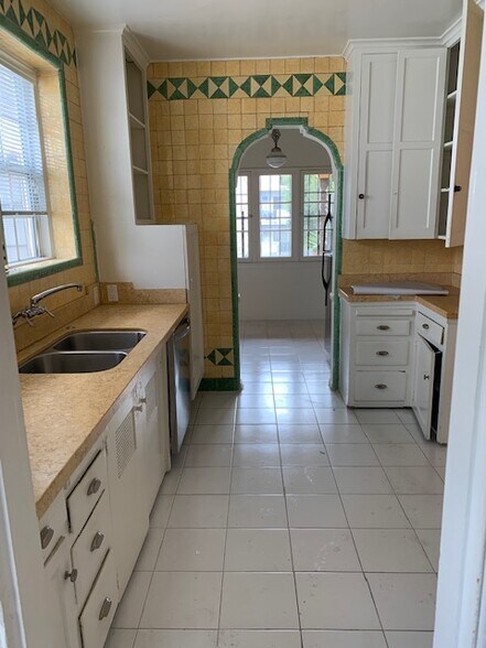 kitchen - 447 N Hayworth Ave