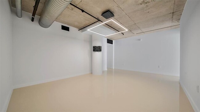 Building Photo - 2000 Bagby St