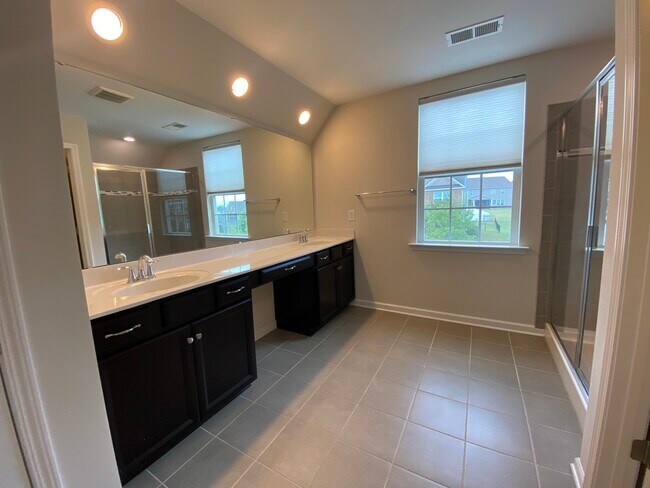 Building Photo - 454 Livingston Dr