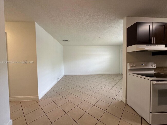 Building Photo - 2900 NE 17th Ave