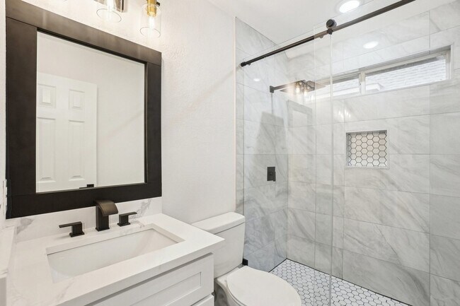 Building Photo - 3005 Hartford Ct