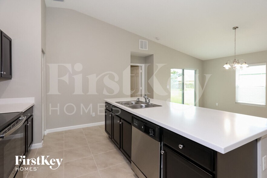 Building Photo - 843 SW Andrew Rd