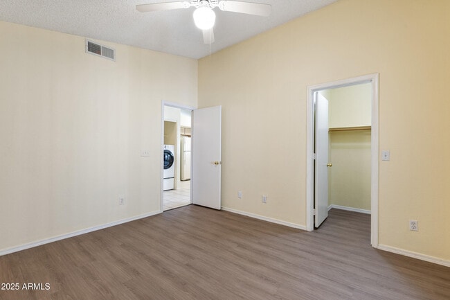 Building Photo - 1120 N Val Vista Dr