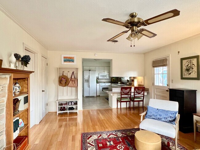 Building Photo - 3BD/ 2BA Brick Ranch in Lakeview Smith Terrace! Gorgeous Private Back Yard! Available NOW!