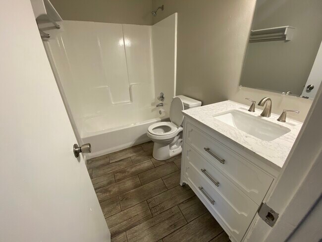 Building Photo - 1015 Kurze Ave