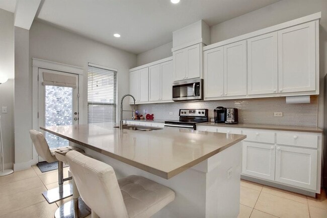 Building Photo - 13001 Hymeadow Dr