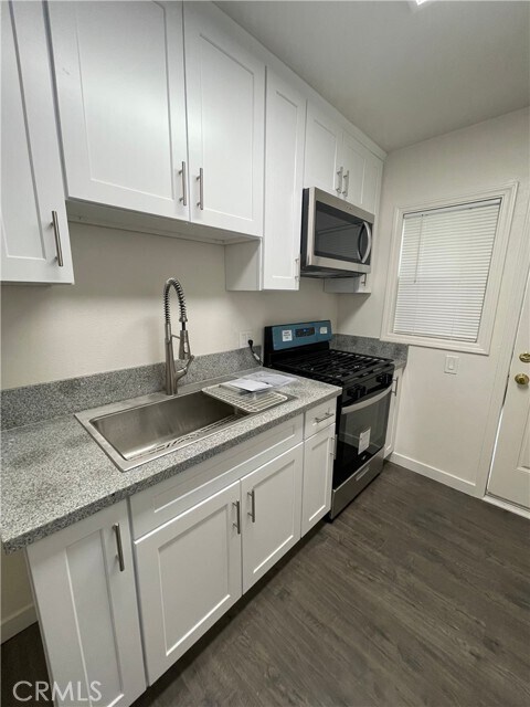 Building Photo - 1349 N Altadena Dr