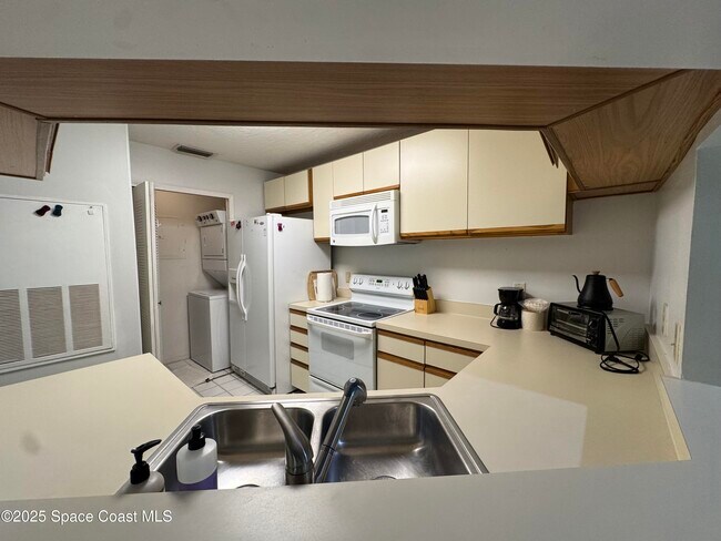 Building Photo - 7667 N Wickham Rd