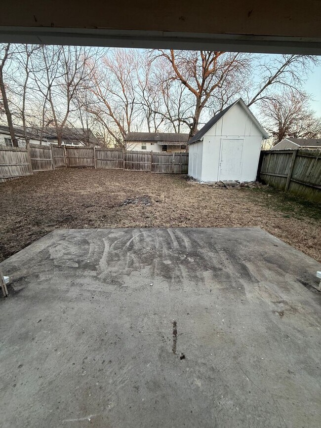 Building Photo - Charming & Updated 2-Bedroom Home in Heart of Olathe!