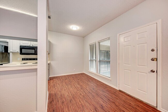 Building Photo - PRELEASE 8/15/2025 2 bed 2 bath