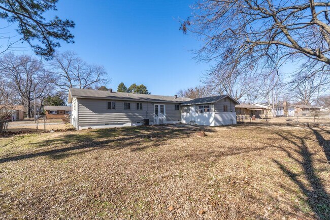 Building Photo - * Move-In Special * Beautiful 4 Bed / 3 Ba...