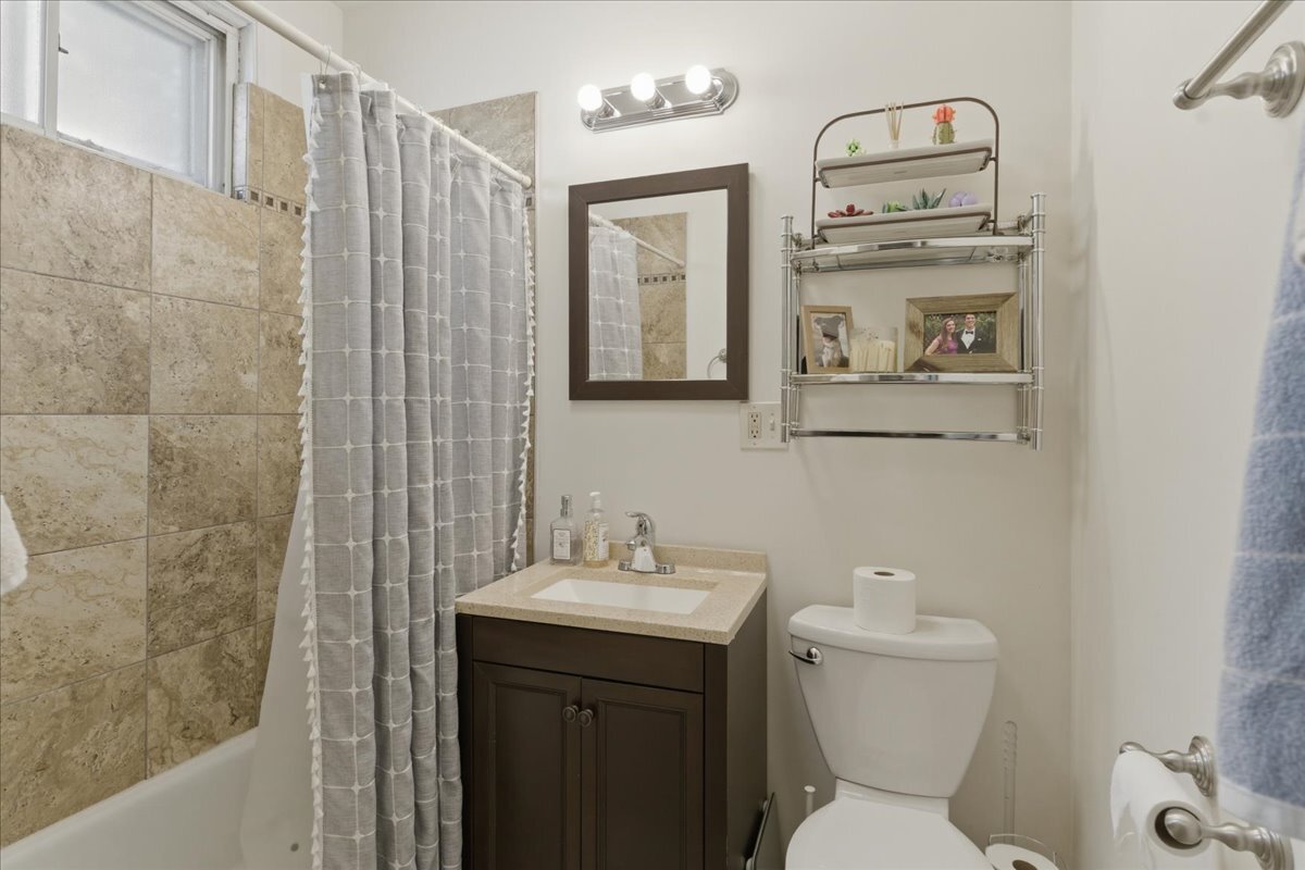 Building Photo - 3144 N Southport Ave