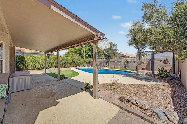 Building Photo - 3236 E Hiddenview Dr